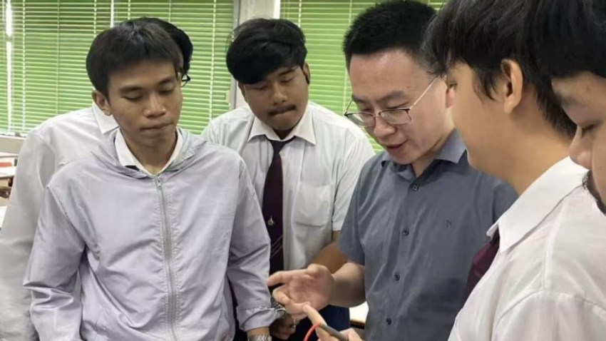 教師與學生進行學術交流。四川職業技術學院供圖