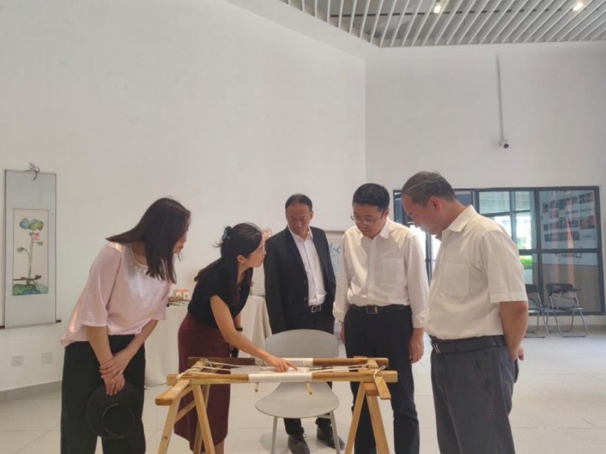 考察團隊參觀龍鳳產教園區數字文旅學院實訓室。四川職業技術學院供圖