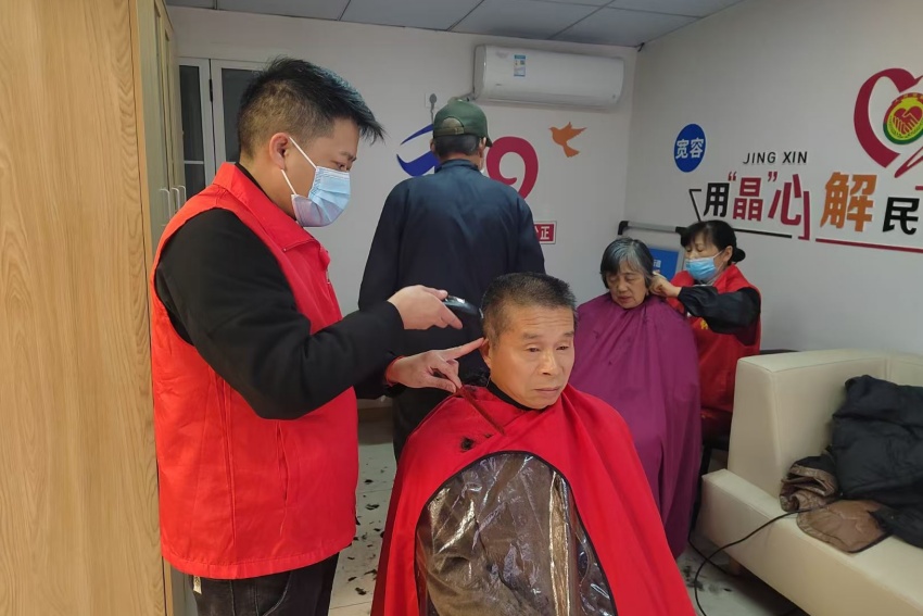 志愿者為社區老人理發。青白江區委社會工作部供圖