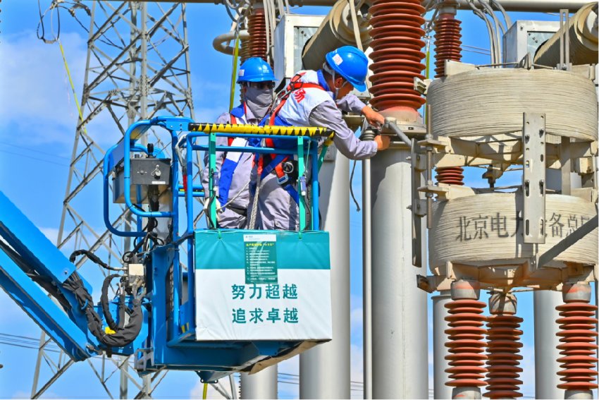 5月7日，在四川省涼山州錦屏±800千伏特高壓換流站，國網四川送變電公司檢修人員正在解除直流場設備引線，做好電氣試驗準備工作。彭寶俊攝