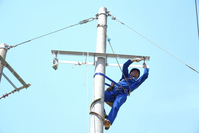 5月12日，在四川德陽市旌陽區，國網德陽供電公司東湖供電所對電力線路升級改造。陳前宇攝