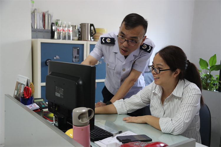 稅務干部輔導企業辦理稅收業務。達州市稅務局供圖