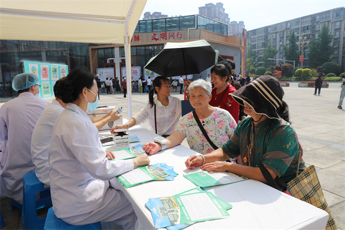 市民在川東北渝北新時代文明實踐綜合體廣場接受義診。江吉攝