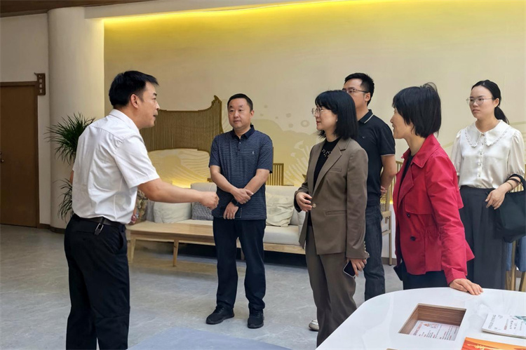 調研組一行實地查看岷江社區巡察反饋問題整改落實情況。單毅夫供圖