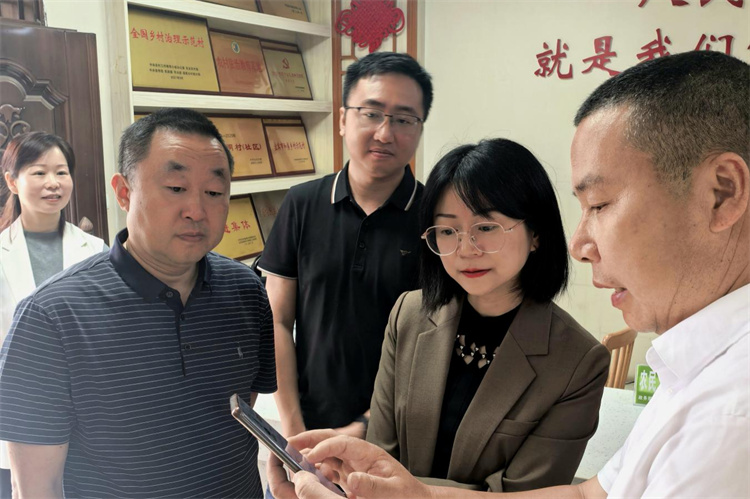 調研組一行查看喜龍村運用“川善治”平臺進行“三務”公開情況。單毅夫供圖