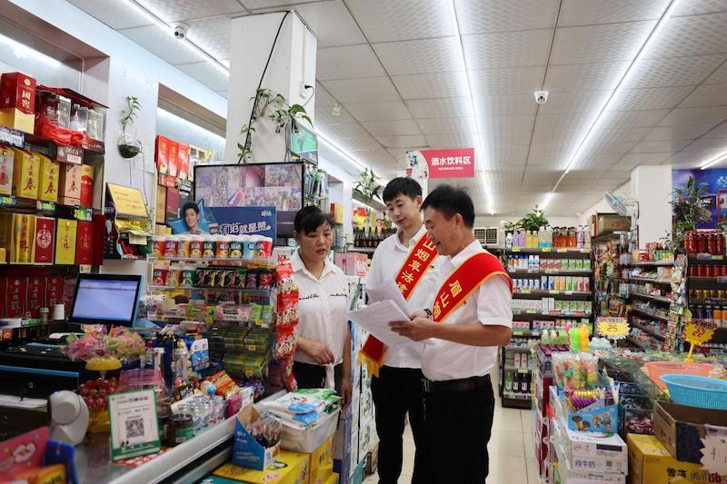 普法志愿者進店宣講。聶璀供圖