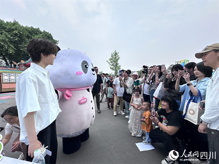 市民游客關(guān)注“花局”帶你游成都。人民網(wǎng)記者 王波攝