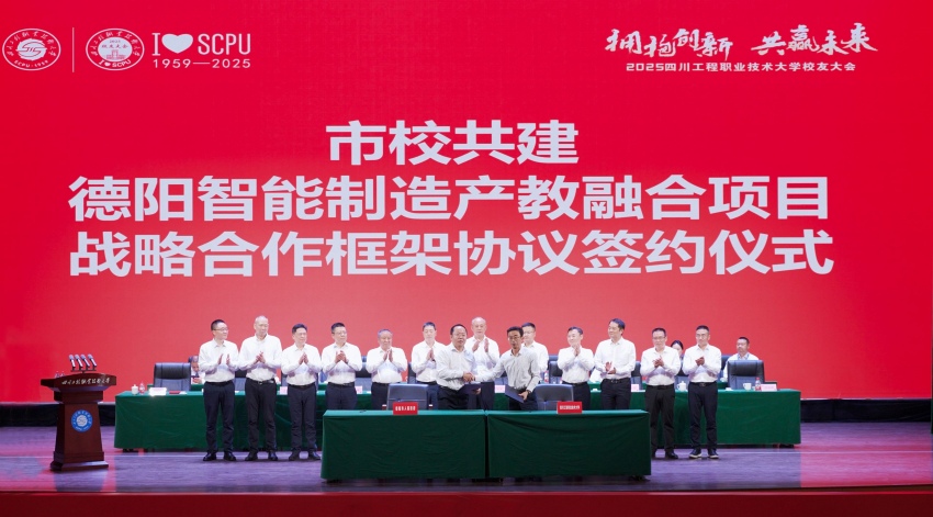 現場簽約。張啟國攝