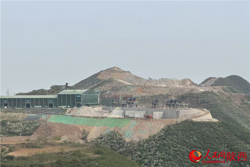 潤鑫新材料廠區內的一座山頭已被削平，隱約可見挖掘機作業（攝于4月23日）。