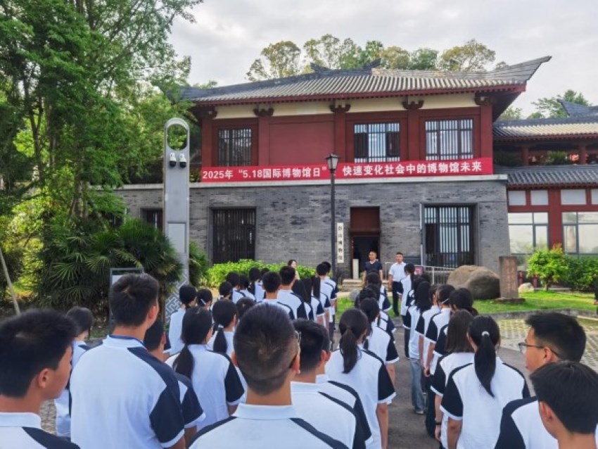學子沉浸式體驗漢崖墓文化 劉佳麗攝