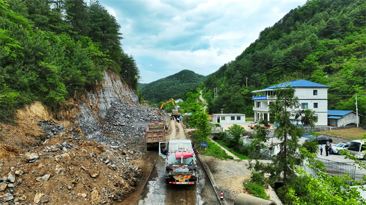曾家場鎮至榮樂養生谷道路改建工程項目建設現場。張敏供圖