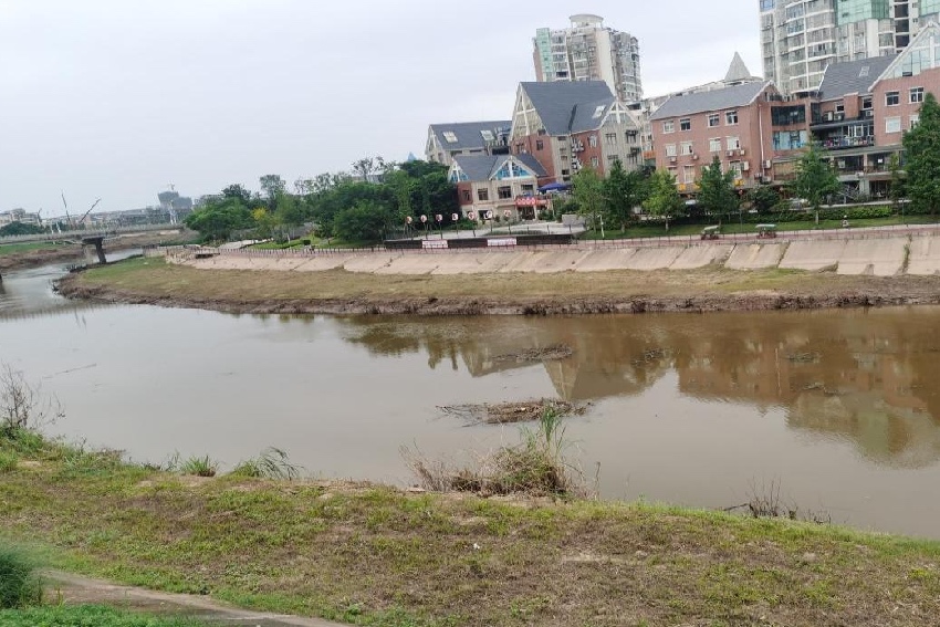 生態治理前的瓊江河道。遂寧市河長辦供圖