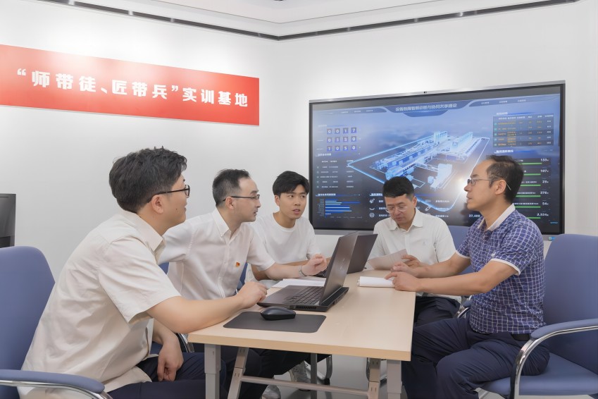超能創新工作室成員正在討論課題。成都市煙草專賣局供圖