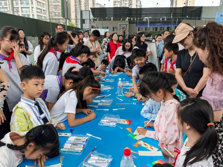 學生們參加手工活動 。易奎西攝