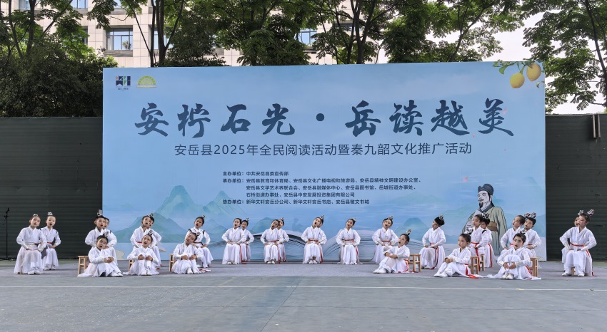 學生們現(xiàn)場表演節(jié)目 。賀云攝
