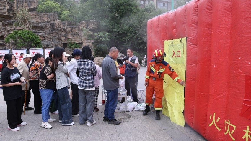 居民體驗火災模擬帳篷。青神縣消防救援大隊供圖
