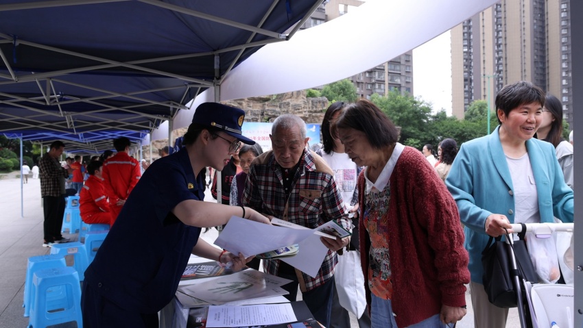 聯合多部門開展防災減災宣傳擺地攤活動。青神縣消防救援大隊供圖