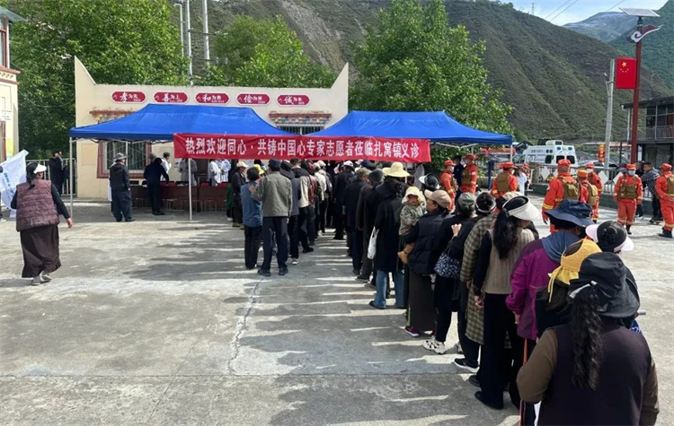 群眾排隊接受義診。黑水縣融媒體中心供圖