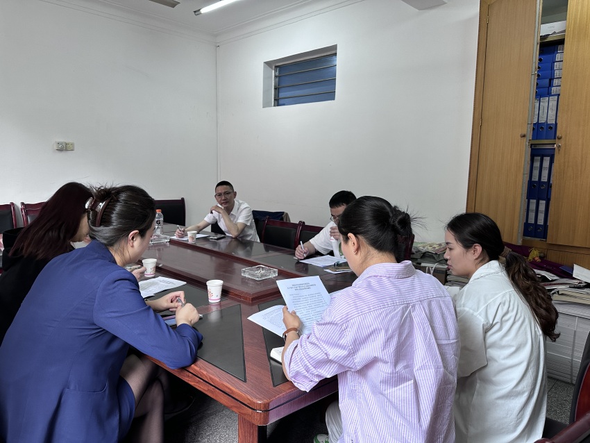 房保中心與不動產登記中心召集簡陽在售項目的企業負責人及工作人員召開座談暨培訓會。簡陽法院供圖