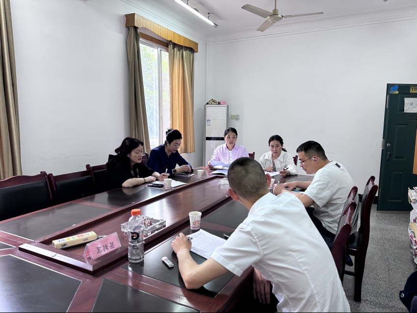 房保中心與不動產登記中心召集簡陽在售項目的企業負責人及工作人員召開座談暨培訓會。簡陽法院供圖