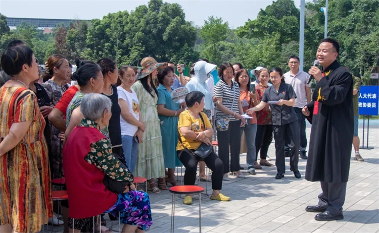 為市民講解法律知識(shí)。射洪法院供圖