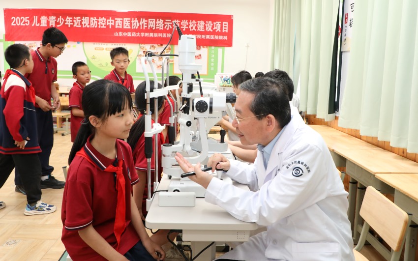 眼科專家為同學講解護眼愛眼知識。陳香羽供圖