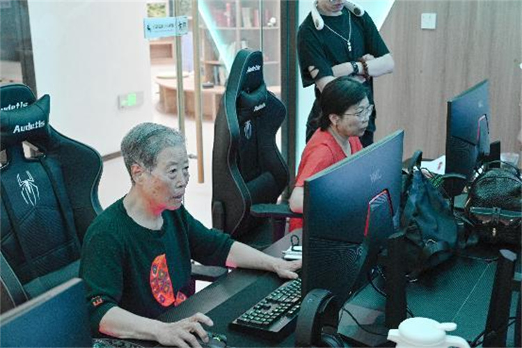 劉淑華老人打游戲。鄭棟梁供圖