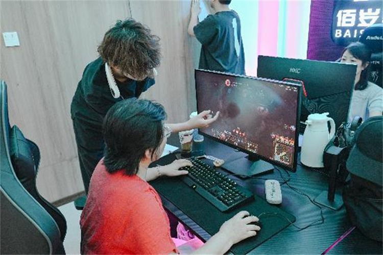 專業教練為隊員們提供專業的電競指導。鄭棟梁供圖