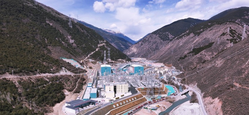 5月1日，金上-湖北特高壓直流工程大件運輸第六批換流變壓器抵達位于甘孜州白玉縣海拔3100米的幫果換流站。國網四川電力供圖