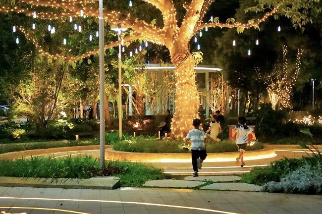 夜晚燈光下孩子們追逐奔跑。鄭欣宜供圖