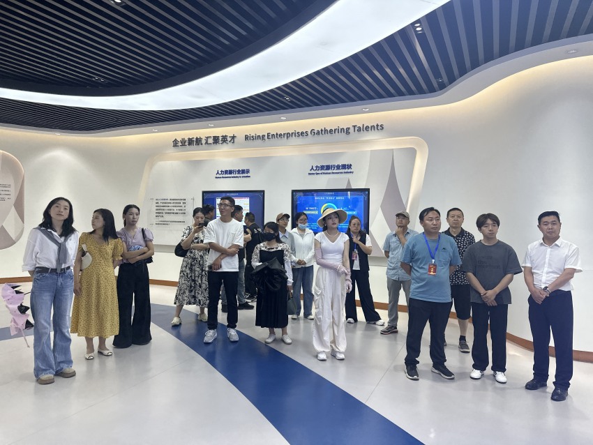 實(shí)地培訓(xùn)學(xué)習(xí)。得榮縣委組織部供圖