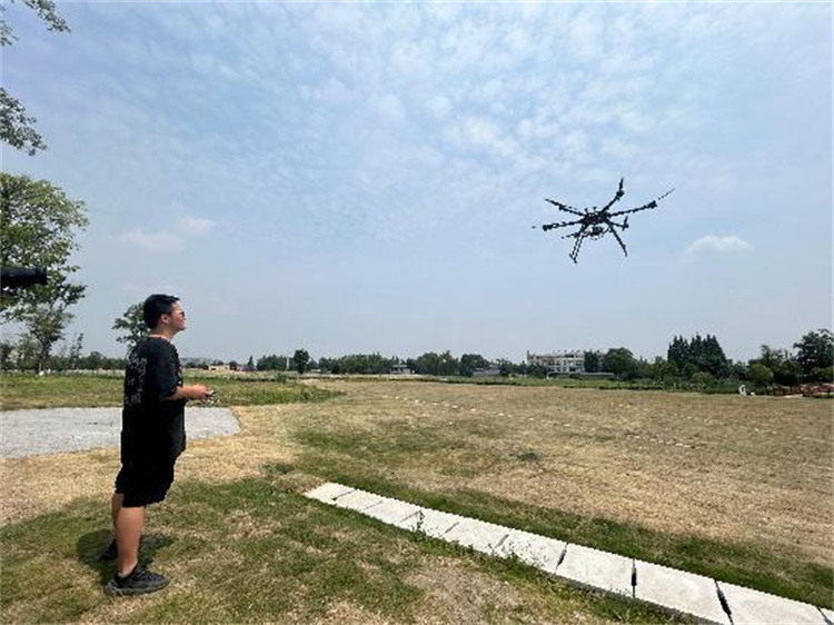 吳峻峰操作無人機飛行。受訪者供圖