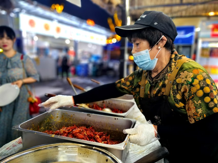 阿姨在準備食材 王仲杰 吳孝瑜攝
