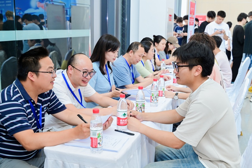 現(xiàn)場(chǎng)求職指導(dǎo)。四川工程職業(yè)技術(shù)大學(xué)供圖
