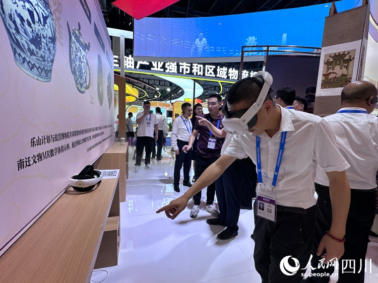 戴VR鏡”游“樂山。人民網(wǎng)記者 王波攝