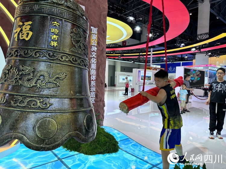 撞鐘祈福。人民網(wǎng)記者 王波攝