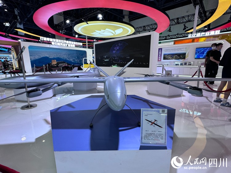 ”樂山造“無人機展示。人民網(wǎng)記者 王波攝