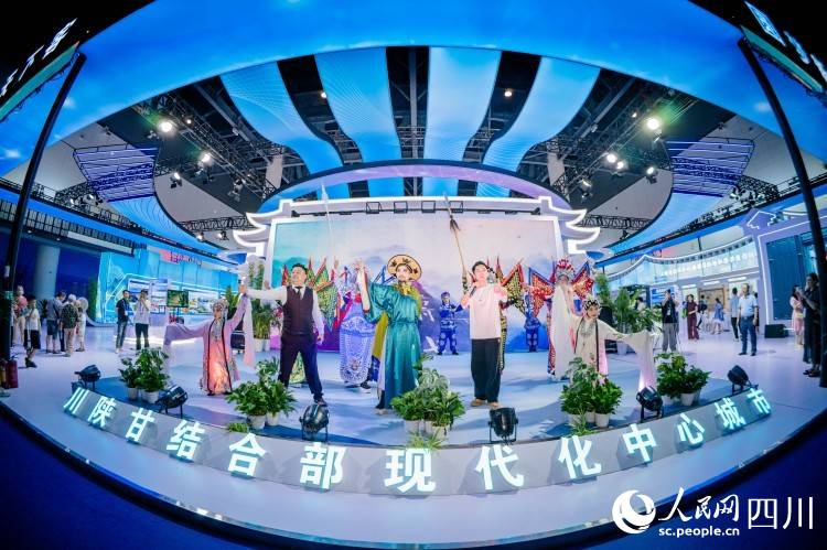 傳統(tǒng)文藝表演。人民網(wǎng)記者 王波攝