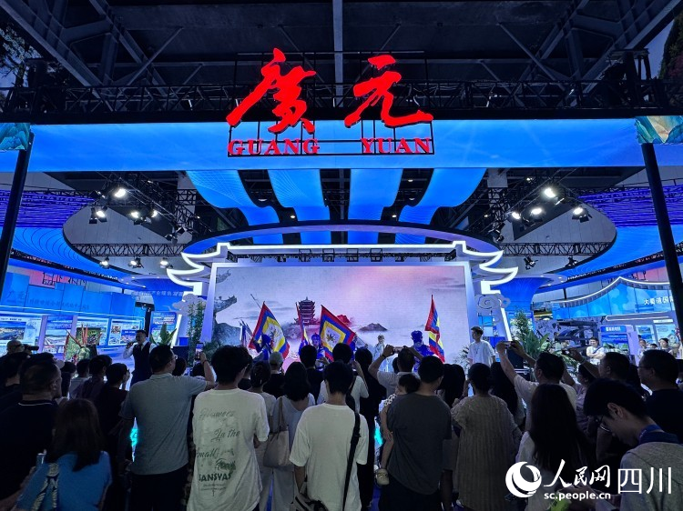 市民在廣元館觀看傳統(tǒng)文藝表演。人民網(wǎng)記者 王波攝