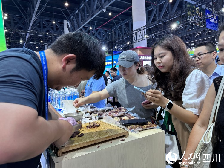 市民品嘗阿壩藏香豬肉。人民網(wǎng)記者 王波攝