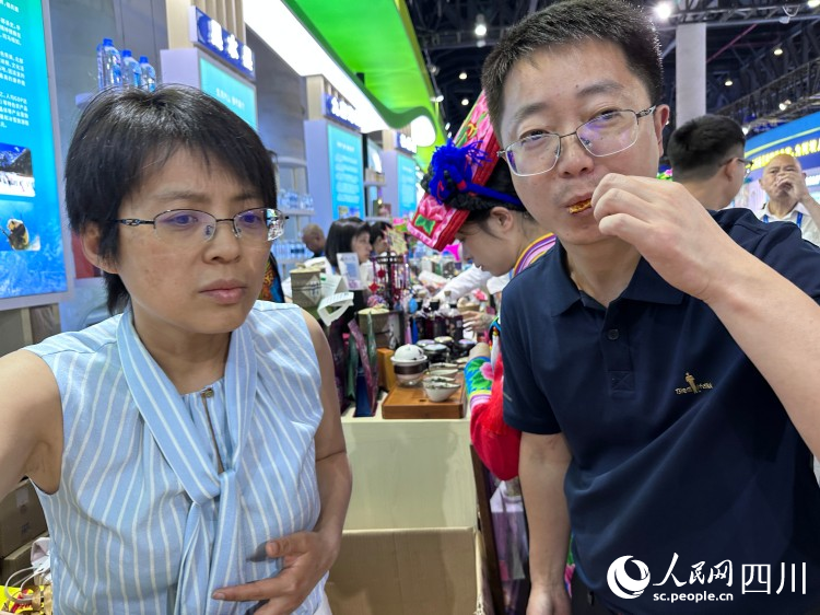 市民品嘗理縣生態養殖魚肉。人民網記者 王波攝