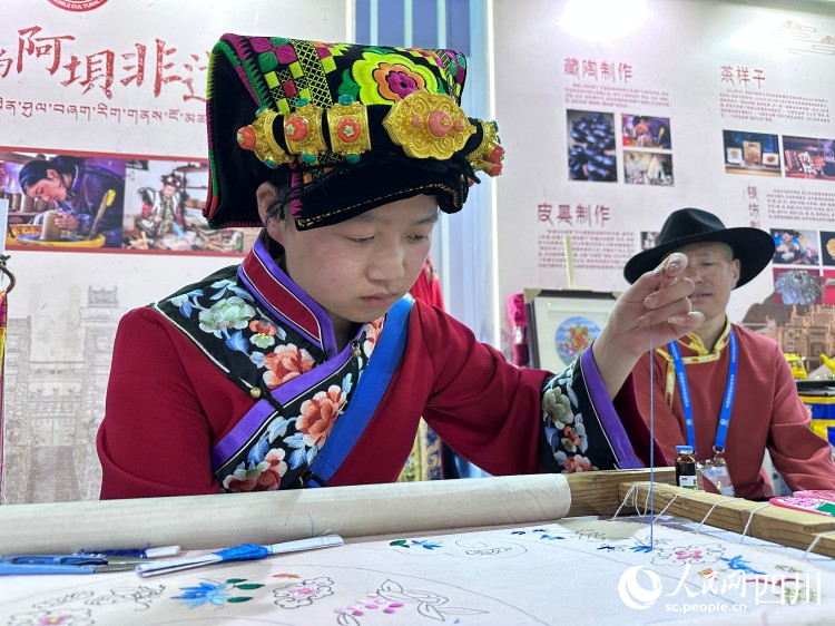現(xiàn)場(chǎng)刺繡。人民網(wǎng)記者 王波攝
