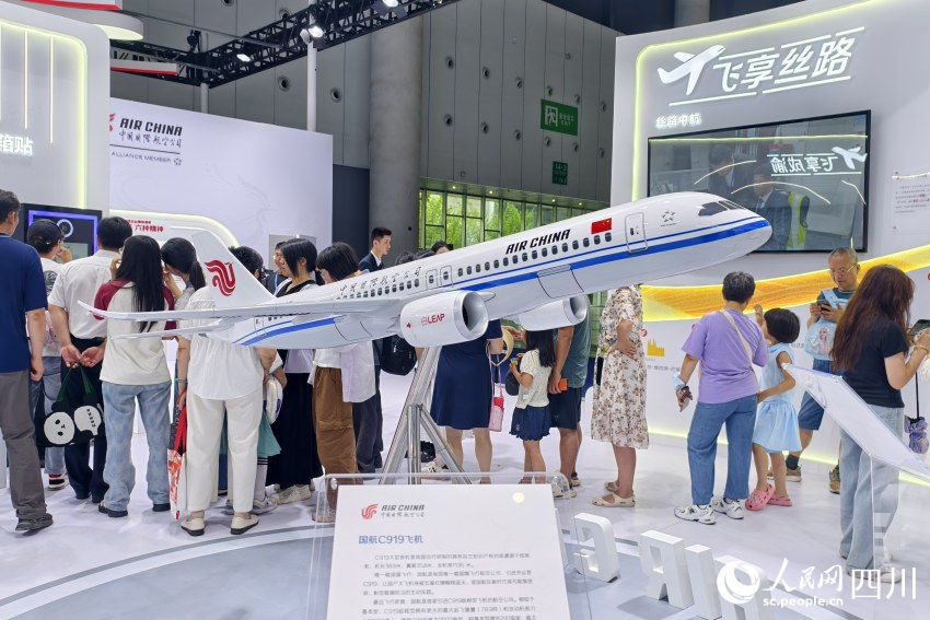 中國國際航空公司展館內(nèi)擺放的國航C919飛機(jī)模型。人民網(wǎng) 趙祖樂攝