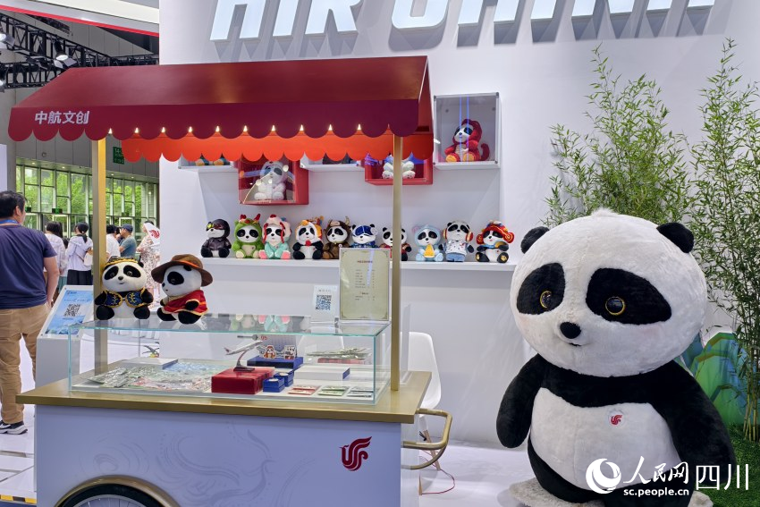 中國(guó)國(guó)際航空公司展館內(nèi)的文創(chuàng)產(chǎn)品區(qū)。人民網(wǎng) 趙祖樂(lè)攝