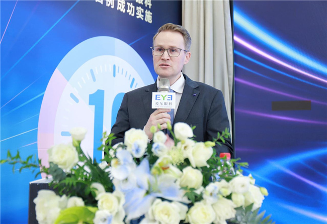 蔡司大中華區CFO Axel Christian致辭。愛爾眼科四川省區供圖