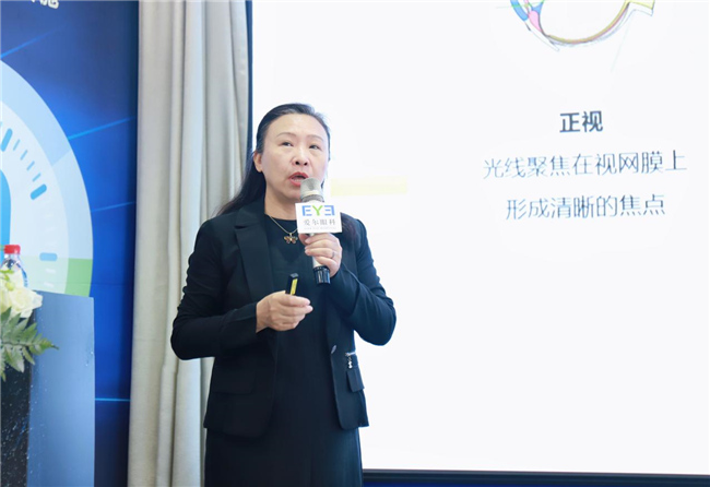 愛爾眼科四川省區副總院長周進科普講解。愛爾眼科四川省區供圖