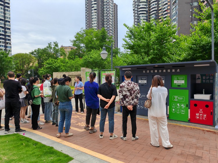 講解員為居民現場演示智能垃圾桶的使用方法。簡城街道辦供圖