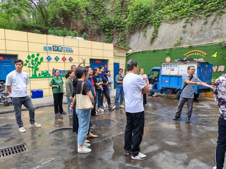 了解垃圾壓縮處理工藝。簡城街道辦供圖
