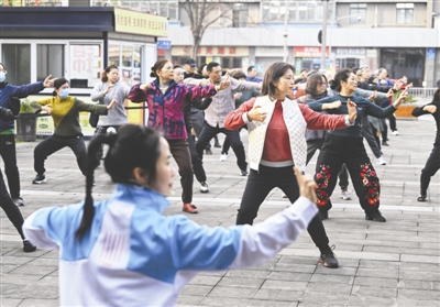 國(guó)醫(yī)館門前市民打八段錦 攝影 王效