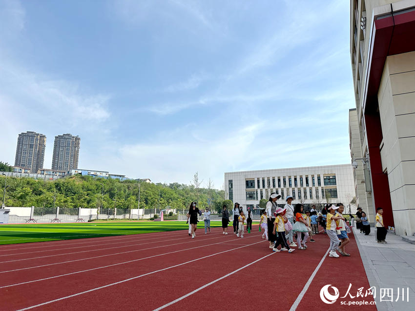 清泉壩片區新建南充市將軍學校。人民網記者 王波攝